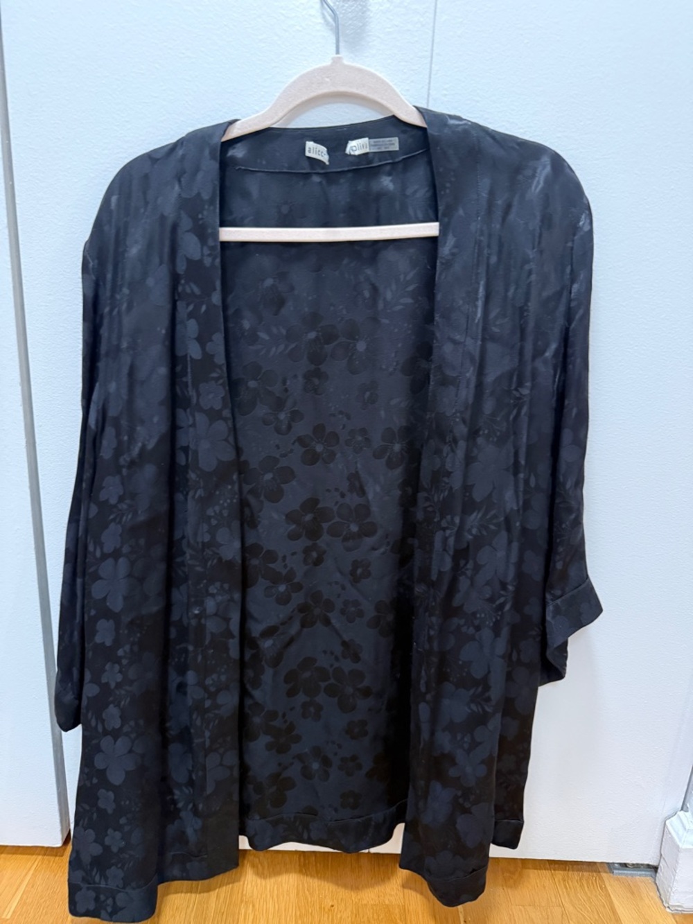 Alice + Olivia Black Floral Jacquard Satin Robe